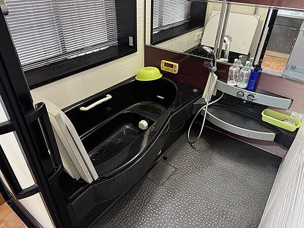 追い炊き機能付きの浴室♪黒を基調とした浴槽が重量感を演出し、ゆったりと入浴できます♪