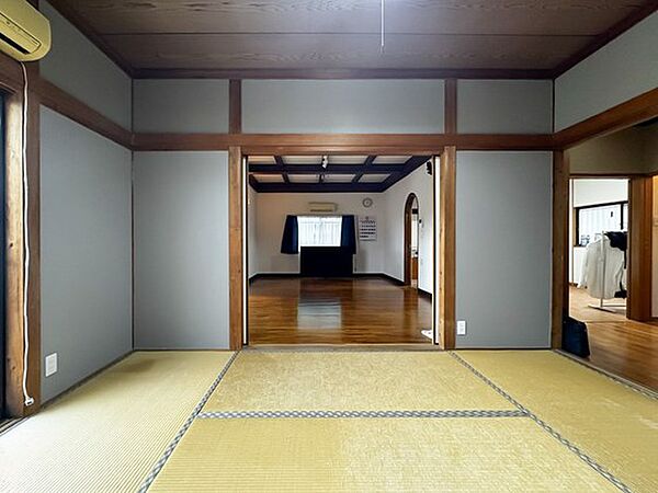 リビング続きのもう一つの和室♪扉を開放することで、開放感のある大空間として利用可能です♪