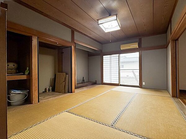 床の間を備えた1階和室の別角度♪収納力もあり、和の趣を感じられる落ち着いた空間です♪