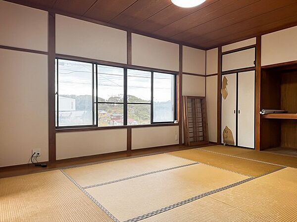 収納が充実した1階和室の別角度♪リビングと合わせて使うことで、開放的な空間になります♪