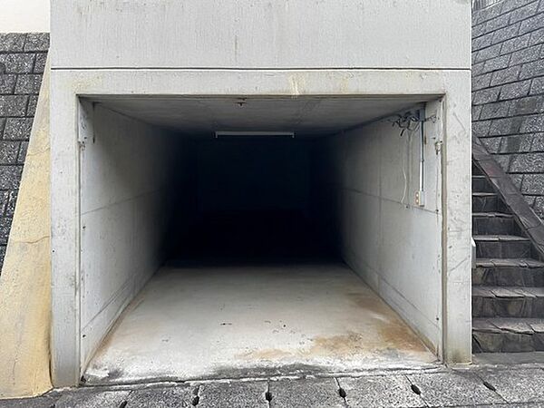 堀車庫タイプの駐車場♪コンクリート屋根付きで、大切なお車を雨風から守ります♪