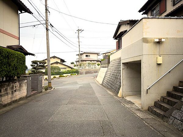 前面道路は閑静な住宅街♪落ち着いた環境で、ゆとりを持って駐車・出入りが可能です♪