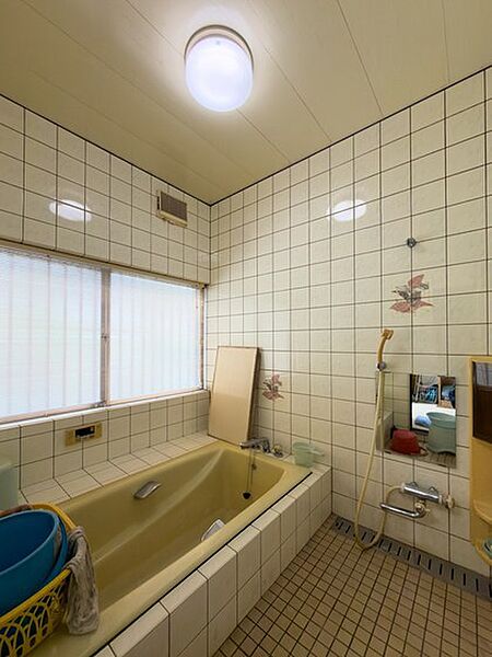 浴室はゆとりある広さがありゆったり入浴できます。窓付きのため換気もしっかりできます♪