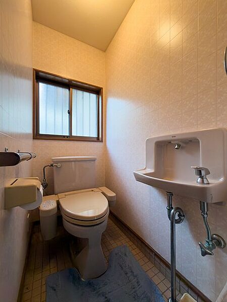 1階にはトイレが2カ所あり、家族が多いご家庭や来客時にも使い分けしやすい造りです。こちらにも手洗い場が備え付けられ、使い勝手にも配慮されています♪
