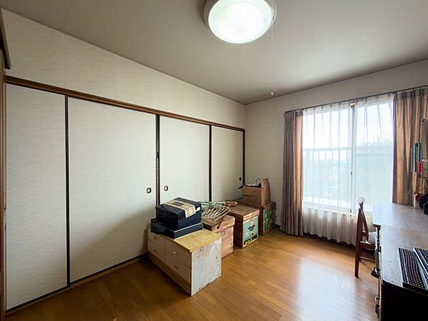 2階の洋室はバルコニーに面しており、光を取り込みやすいお部屋です。