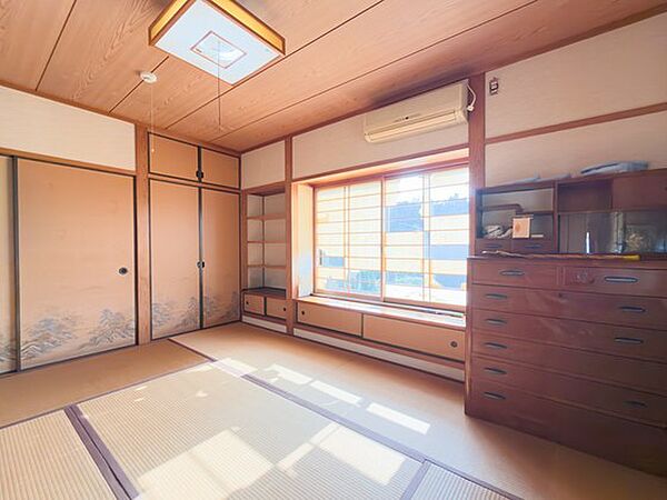 2面採光を確保した2階和室は、室内にやわらかな光が広がる心地よい空間です。