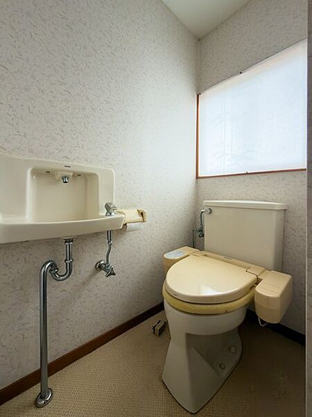 3つ目のトイレとなる2階トイレです。朝の混み合う時間帯や家族の生活時間の違いにも対応できます♪
