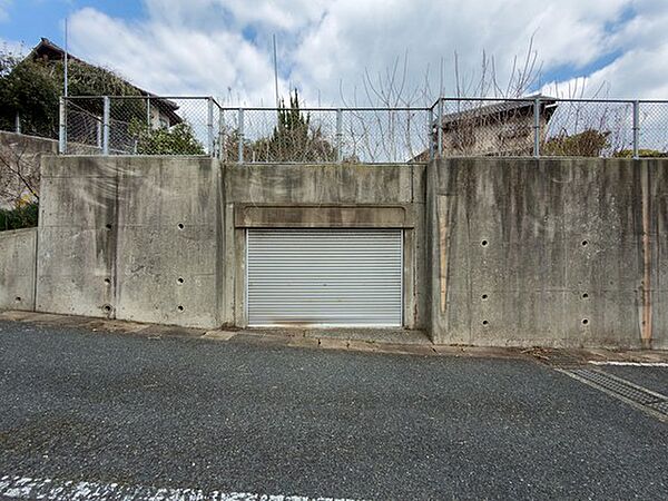 堀車庫は2台分あり、さらにほかにも駐車スペースを確保できます。
