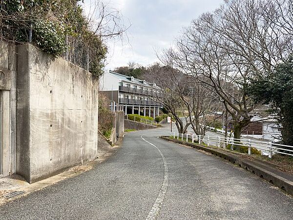 前面道路は団地入口に位置しており、通り抜け車両が多すぎない落ち着いた住環境が期待できます。