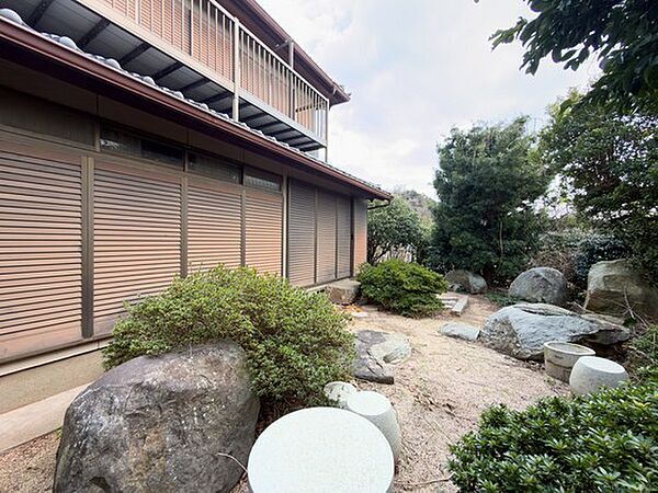 別角度から見てもお庭の広さが感じられ、ゆったりとした敷地の魅力が伝わります。
