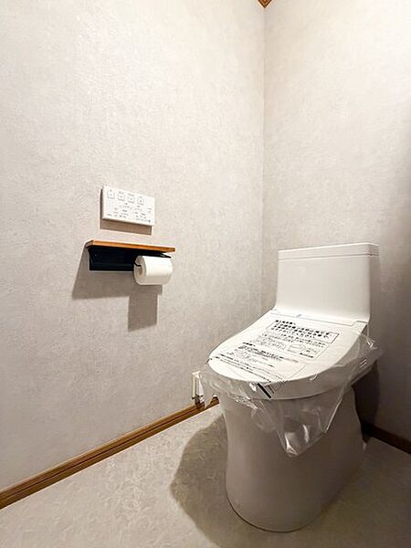 1階トイレは洗浄便座を交換済みで、清潔感に配慮された空間です。