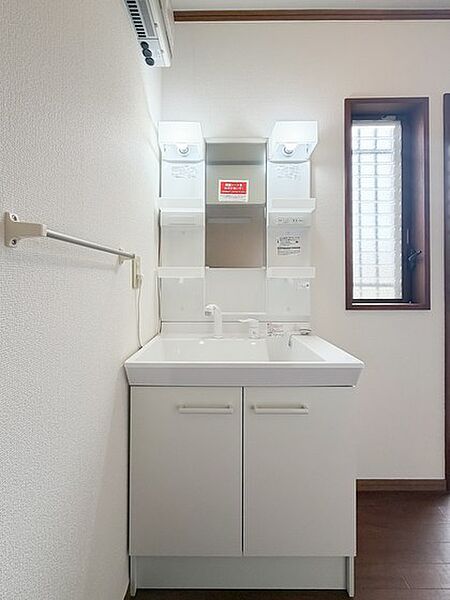 洗面室を2室設けており、二世帯住宅仕様ならではの使い勝手のよさが感じられます。