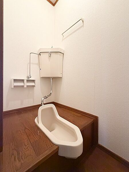 2階トイレは和式仕様で、住まい全体のゆとりを感じられる一角です。