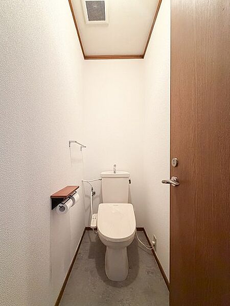 こちらの1階トイレは取替済みで、清潔感のある仕上がりです。