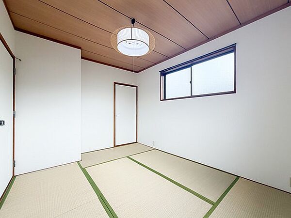 2階和室は採光窓がしっかり設けられ、明るさを感じながら過ごせる空間です。