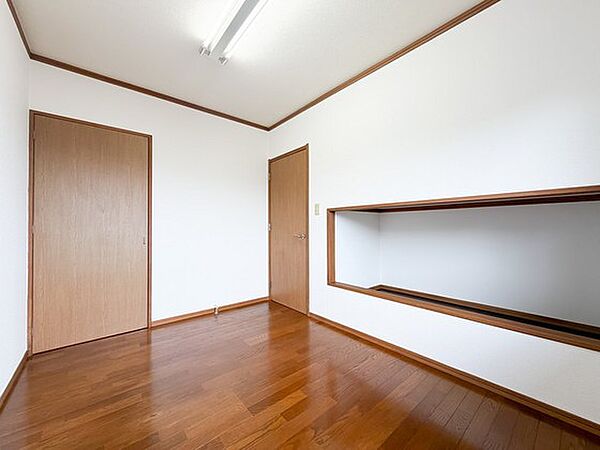 2階洋室は、扉のない収納スペースを備えた使い勝手のよいお部屋です。