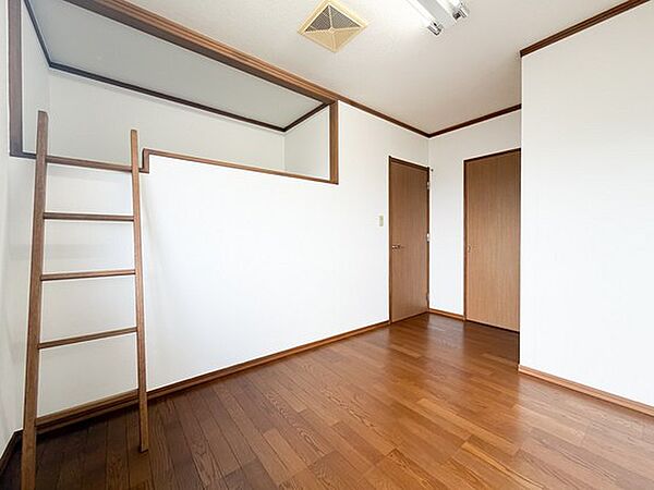 ロフト付きの2階洋室は、空間を立体的に使える遊び心のある一室です。