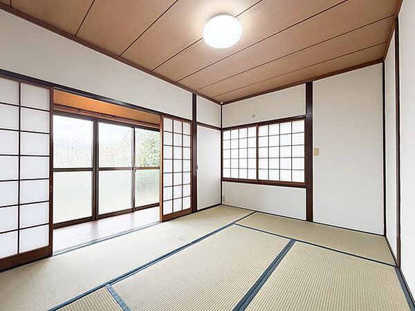 広縁付きの1階和室は、2面採光でやわらかな光が差し込む心地よい空間です。