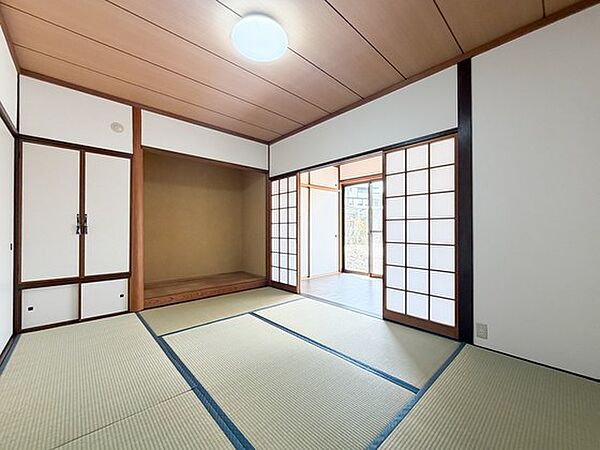 こちらの和室も広縁付きで、落ち着いた時間を過ごしやすい空間です。