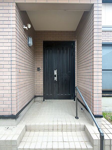 玄関まわりは軒天がしっかり設けられており、雨の日の出入りにも配慮しやすい造りです。