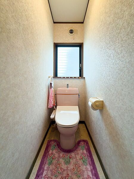 1階トイレは採光窓付きで、明るさと換気のしやすさに配慮された空間です。