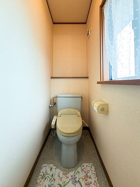 2階にもトイレが設けられており、就寝時や朝の忙しい時間帯にも便利です。