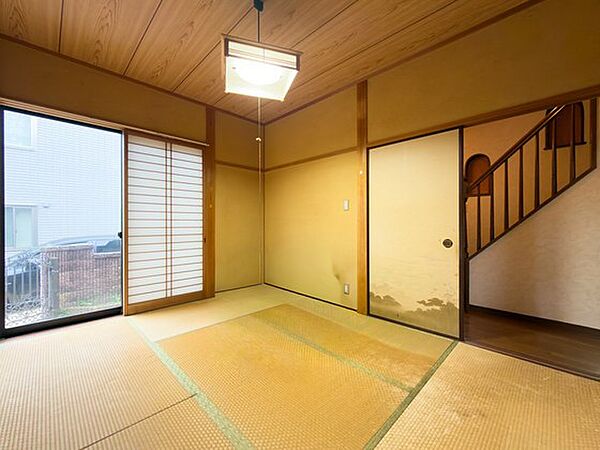 1階和室は大きな窓からやわらかな光が差し込み、明るくくつろげる空間です。