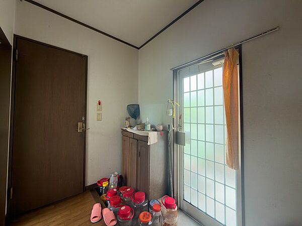 別棟事務所の玄関には靴箱が備わっており、履物をすっきり整理できます。