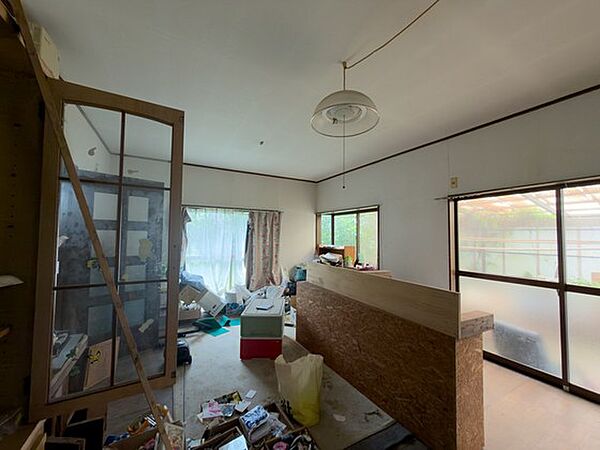 窓が多く明るいリビング。リフォームによる住まいづくりも楽しめます♪