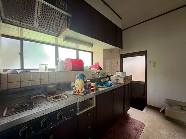 採光窓をしっかり確保したキッチンは、手元が明るく家事を進めやすい空間です。