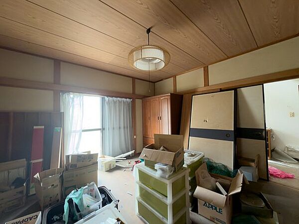 1階の洋室は広さがあり、幅広い用途に対応できます。リフォームによって、使いやすい空間へ整えられます♪