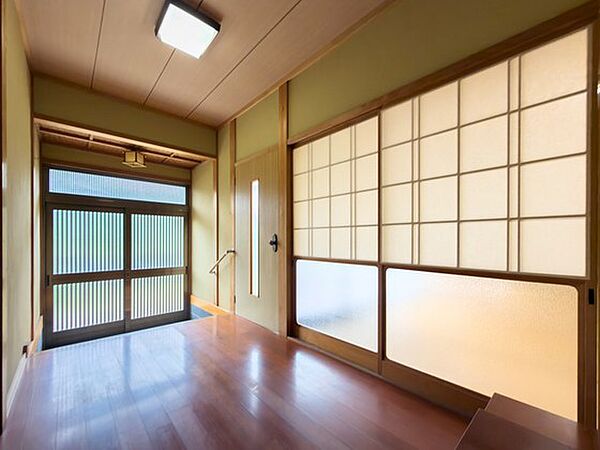 引き戸を採用した和の趣を感じる玄関で、室内へ続く廊下にもゆとりがあり、ご家族が揃って帰宅した際や荷物を持っている時も出入りしやすく、住まいの第一印象にも落ち着きと開放感を与えます。