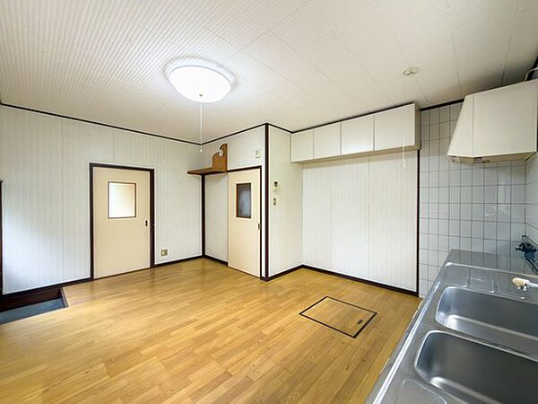 食卓をゆったり配置できる広さを備えたダイニングで、窓から明るい光を取り込みやすく、家族で食事を楽しむ場所としてはもちろん、日中のくつろぎやお子さまの学習、団らんの空間にも使えます。