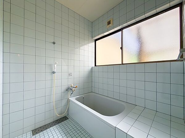 窓を備えた明るい浴室で、自然光を取り込みながらこまめに換気しやすく、湿気やにおいがこもるのを抑えやすいため、日々のお手入れにも配慮された、毎日の入浴を心地よく楽しめる空間です。