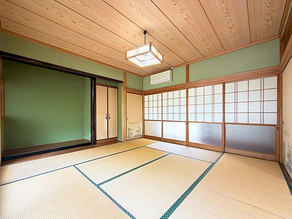 押入れ・仏間・板間を備えた落ち着きのある和室で、収納や飾り棚として使い分けやすく、寝室や客間、家族のくつろぎスペースなど、暮らし方や家族構成に合わせて無理なく幅広く活用できます。