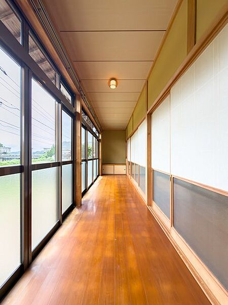 二間続きの和室に面したゆとりある広縁で、大きな窓から陽光をたっぷり取り込み、庭を眺めながら腰掛けたり、読書や日向ぼっこを楽しんだり、洗濯物を一時的に置いたりと、日常のさまざまな場面で使えます。