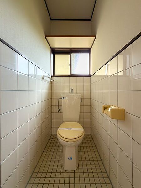 自然光と風を取り込める窓付きのトイレで、日中は明るく清潔感のある空間を保ちやすく、こまめな換気にも便利なため、毎日使う場所を気持ちよく整えやすく、圧迫感も抑えられています。