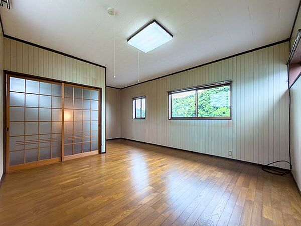 3面採光で明るさと風通しを確保しやすい2階洋室で、寝室や子ども部屋、書斎、趣味室、在宅ワークスペースなど、家族構成や将来の暮らし方に合わせて多彩に活用できる自由度の高い一室です。