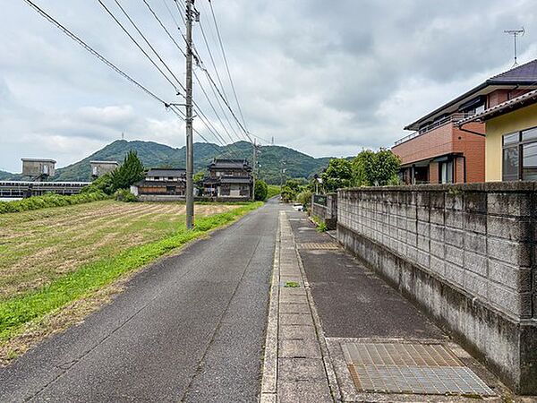 前面道路は比較的通行量が少なく、落ち着いて車の出し入れを行いやすい環境で、駐車場は縦列で2台分を確保しており、ご家族の車や来客時にも無理なく対応しやすく、日々の駐車にも安心感があります。