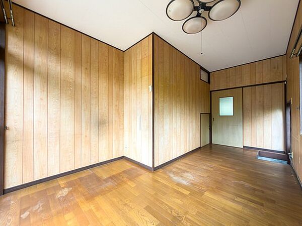 ダイニングに隣接した使い勝手のよい洋室で、勝手口から屋外へ直接出入りできるため、家事室や趣味部屋、在宅ワークスペース、日用品の一時保管場所など、暮らしに合わせて幅広く活用できます。