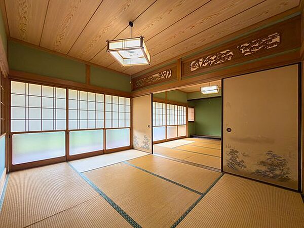 襖を開けると一体で広く使える二間続きの和室で、縁側からやわらかな光が入り、家族団らんや来客時の客間、寝室、お子さまの遊び場など、生活場面や家族構成に応じて幅広い用途に活用できます。