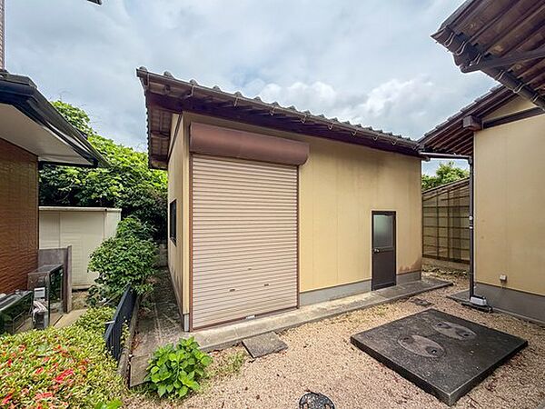 敷地内にはシャッター付きの大型納屋があり、車用品やアウトドア用品、季節家電、工具などをまとめて収納でき、住まいとは別にたっぷりとした保管場所や作業準備の空間を確保できる便利な設備です。