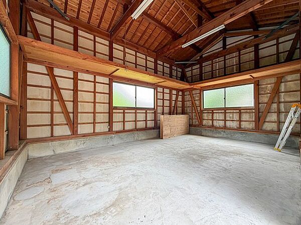納屋内部は土間コンクリート床の広々とした空間で、汚れを気にせず使いやすく、工具を並べる作業場やDIYスペース、自転車や大型用品の保管場所など、用途や趣味に合わせて多彩に活用できます。