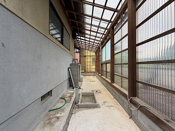 差し掛けスペース。天候が気になる日の洗濯物干しやごみの一時置き、屋外用品の保管、外作業の準備など、毎日の家事や暮らしを幅広く支えてくれます。