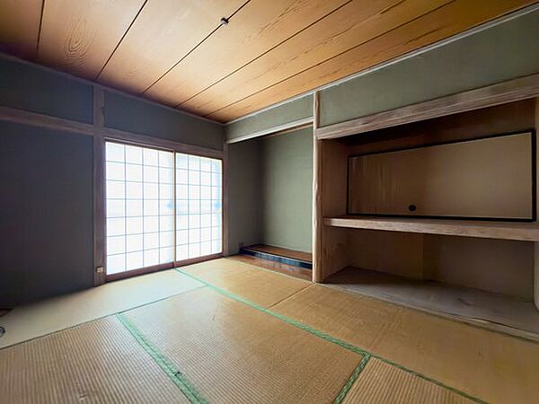 押入れ付きの1階和室。布団や季節用品を収納でき、寝室や客間など多目的に使える便利な一室です。