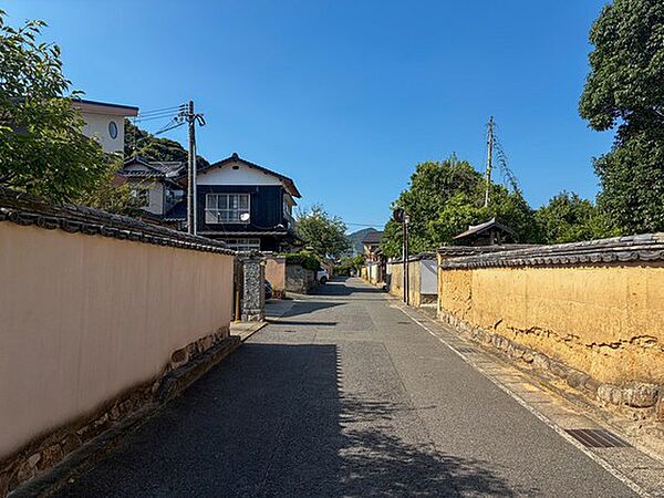 城下町長府の歴史情緒を感じる前面道路。古民家店舗や事業利用にも魅力的な環境です。