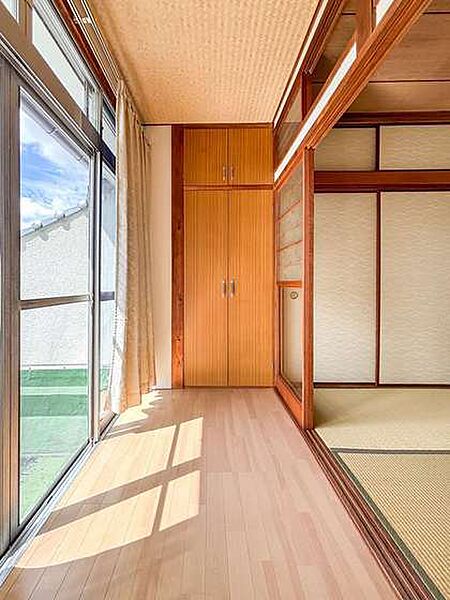 日差しが差し込む縁側。ゆったりくつろげます。