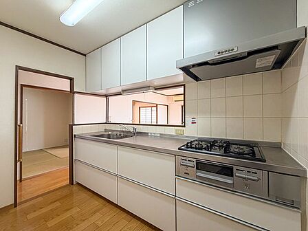 調理スペースと収納をしっかり備えた、毎日の料理や片付けがしやすいキッチンです。