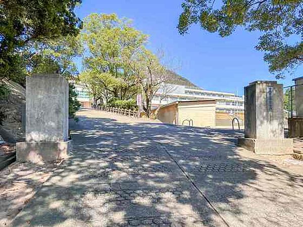 下関市立勝山中学校までの距離1776m