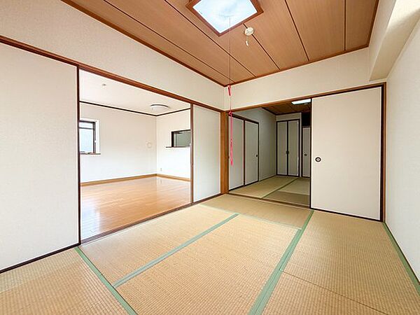 LDKとつながる和室♪開放すれば家族のくつろぎやお子さまの遊び場にも便利です。